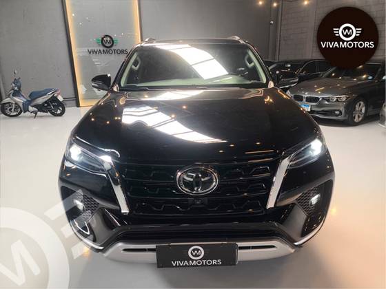 TOYOTA HILUX SW4 2.8 D-4D TURBO DIESEL SRX 7L 4X4 AUTOMÁTICO